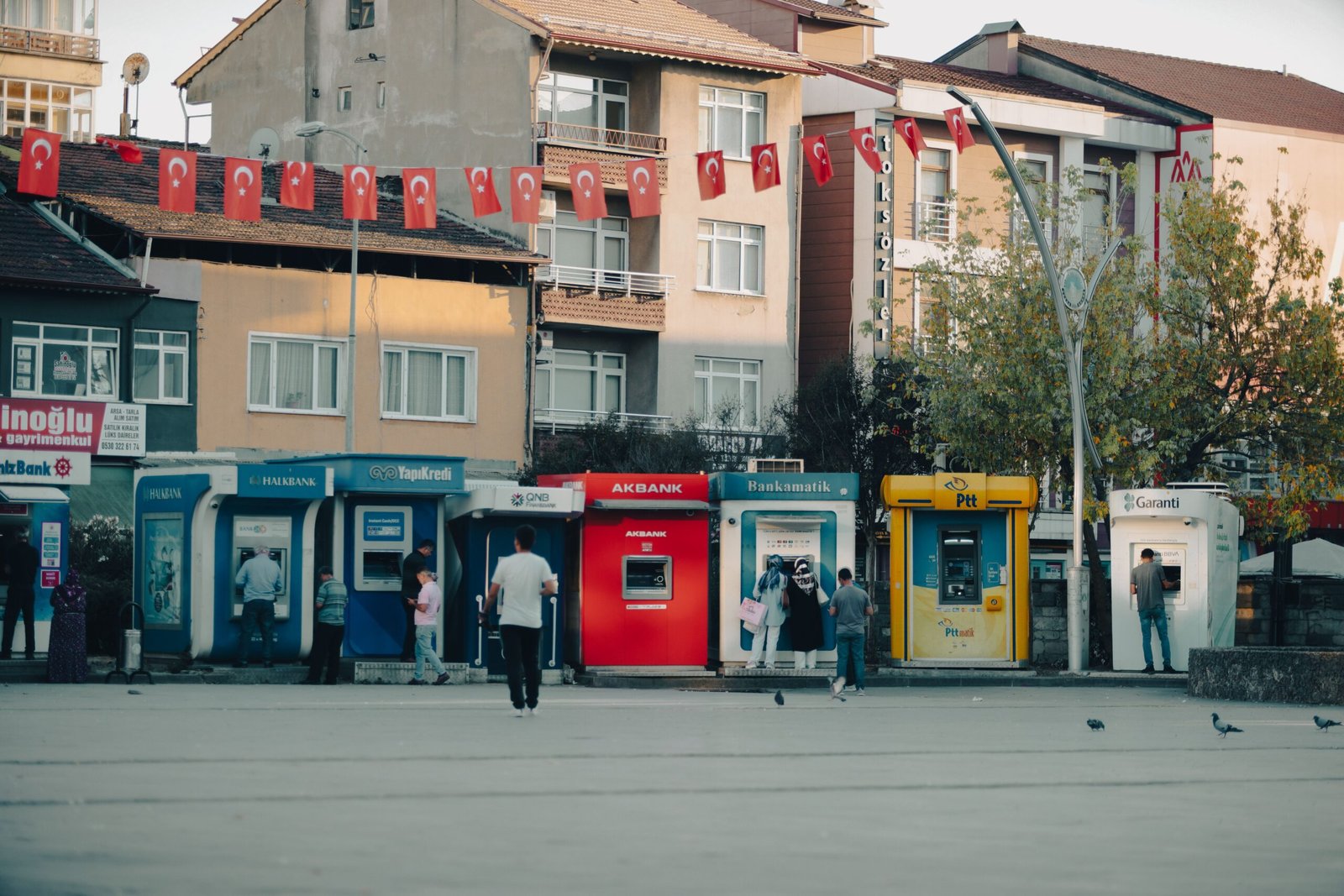 Vista de Estambul al atardecer con el Bósforo, contexto de viaje financiero en Turquía