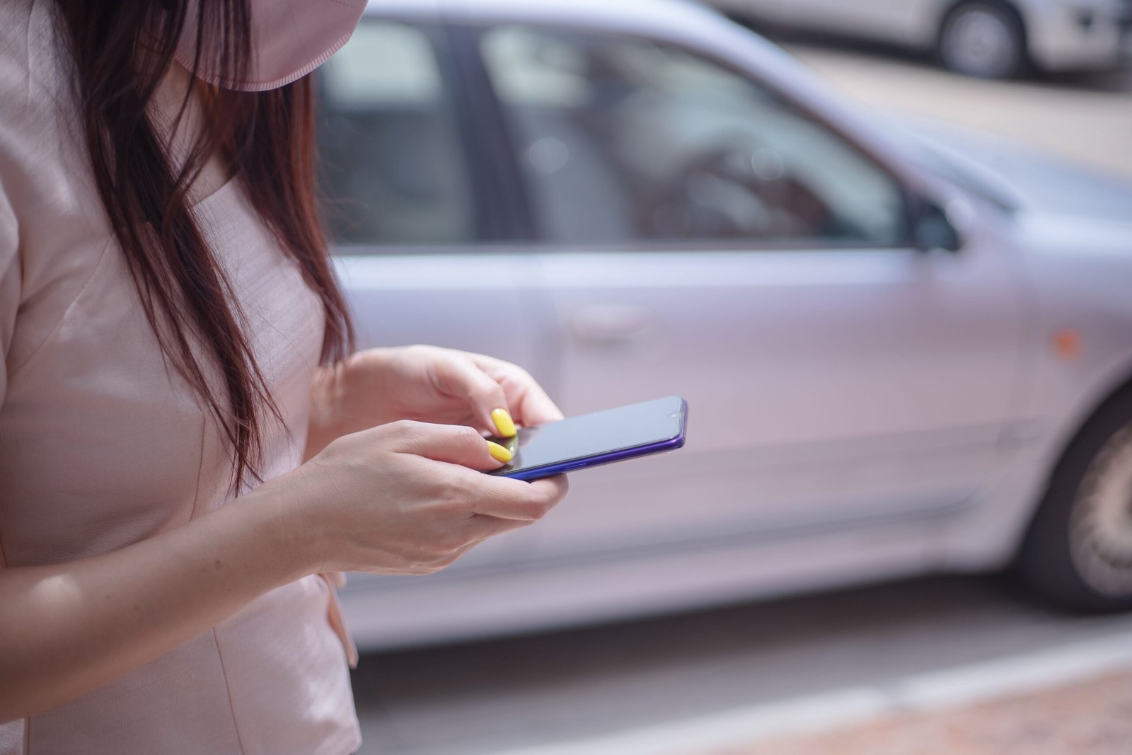 Viajero con maleta en el aeropuerto revisando su celular antes de salir hacia Japón