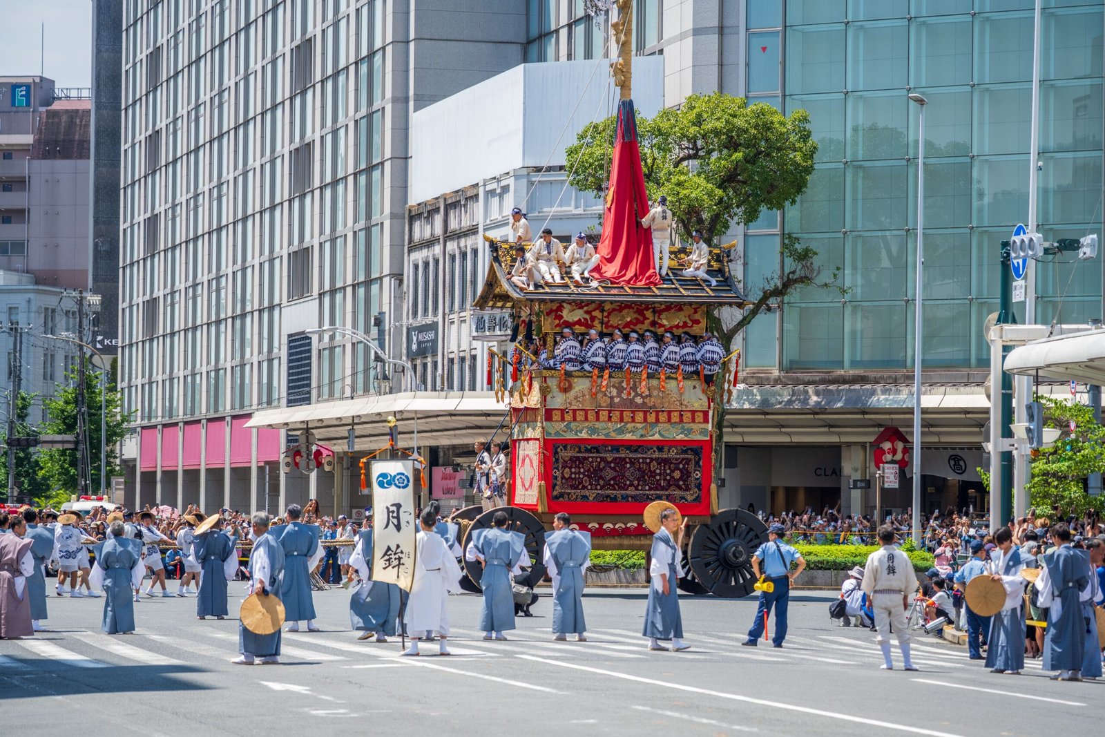 Persona trabajando en una oficina moderna en Japón, representando el mercado laboral para extranjeros