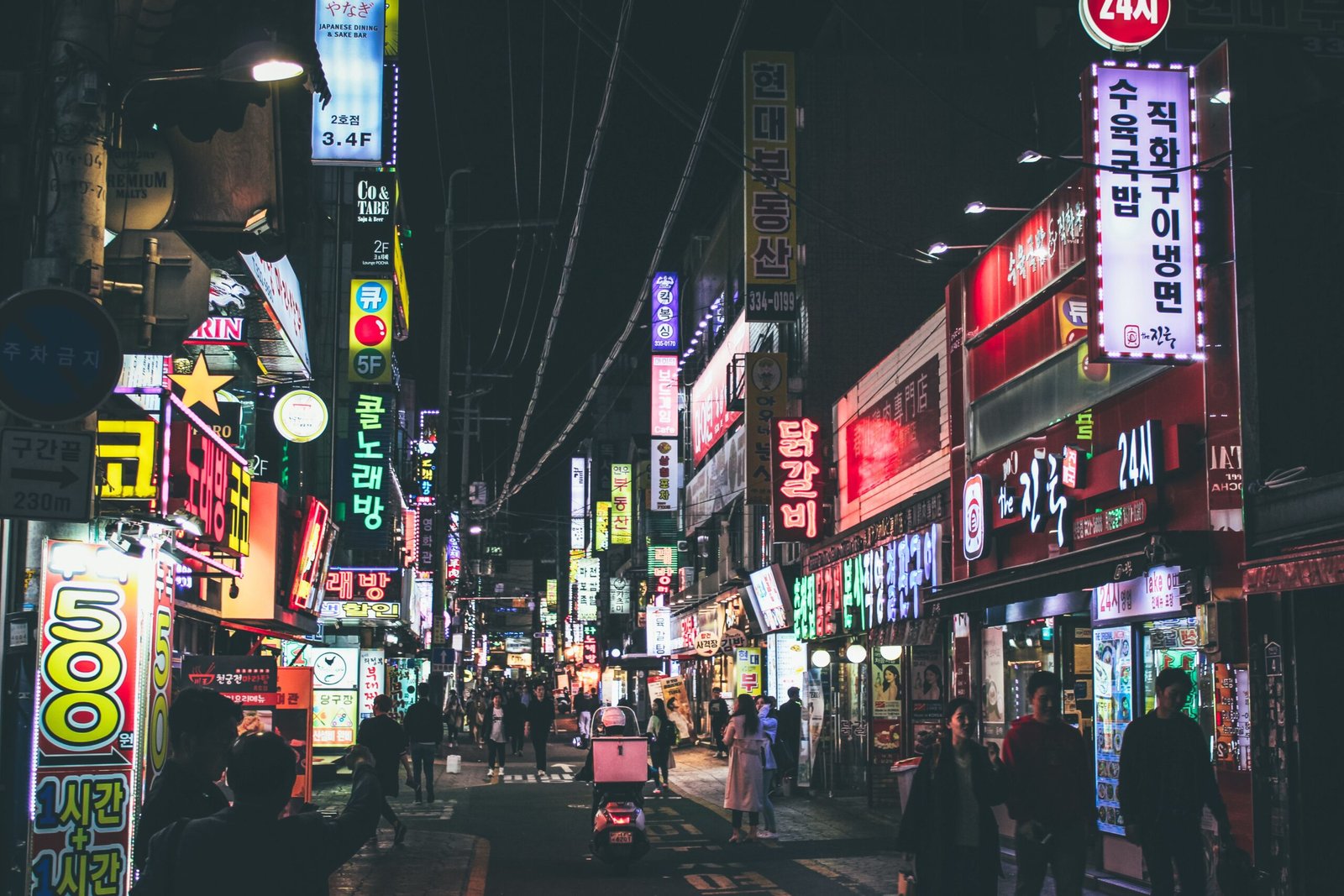 Cuenta internacional para Corea del Sur: viajera pagando con tarjeta en una calle de Seúl en 2026