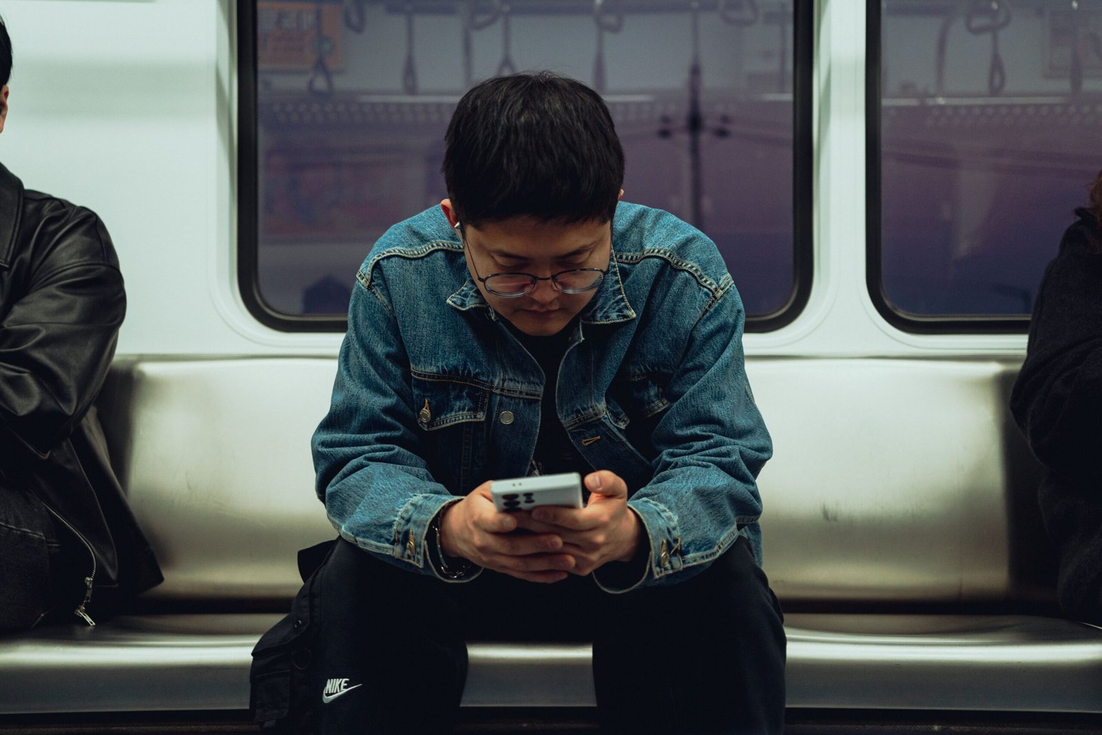 Turista en Seúl usando la mejor eSIM para Corea del Sur para navegar con el celular