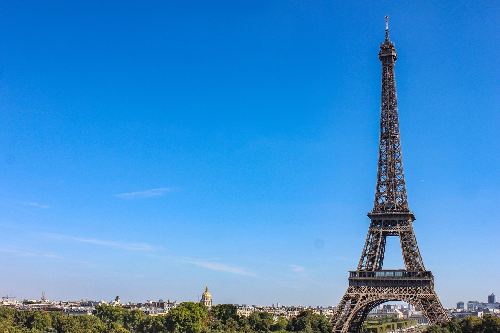 Viajero pagando en Francia durante sus vacaciones
