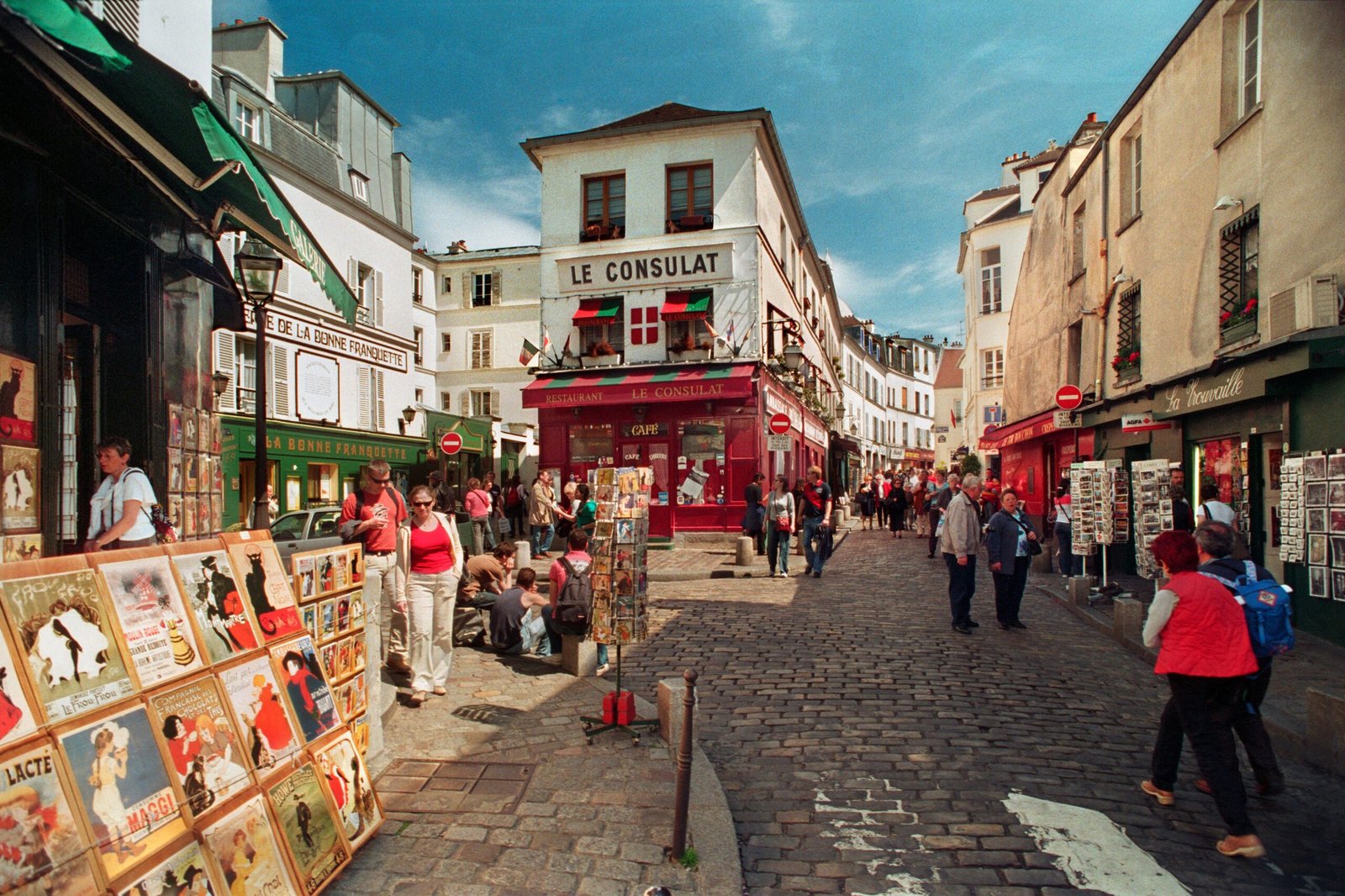 Calle típica de Francia con cafés y comercios donde se paga con cuenta internacional y tarjeta Wise