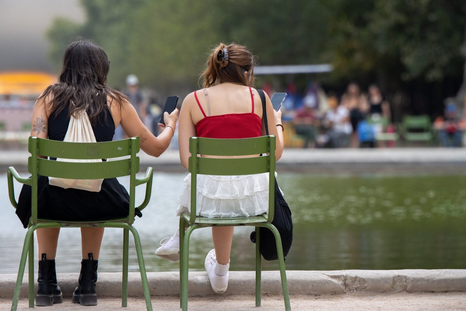Comparación de opciones de internet para viajar a Francia: eSIM, chip local y roaming