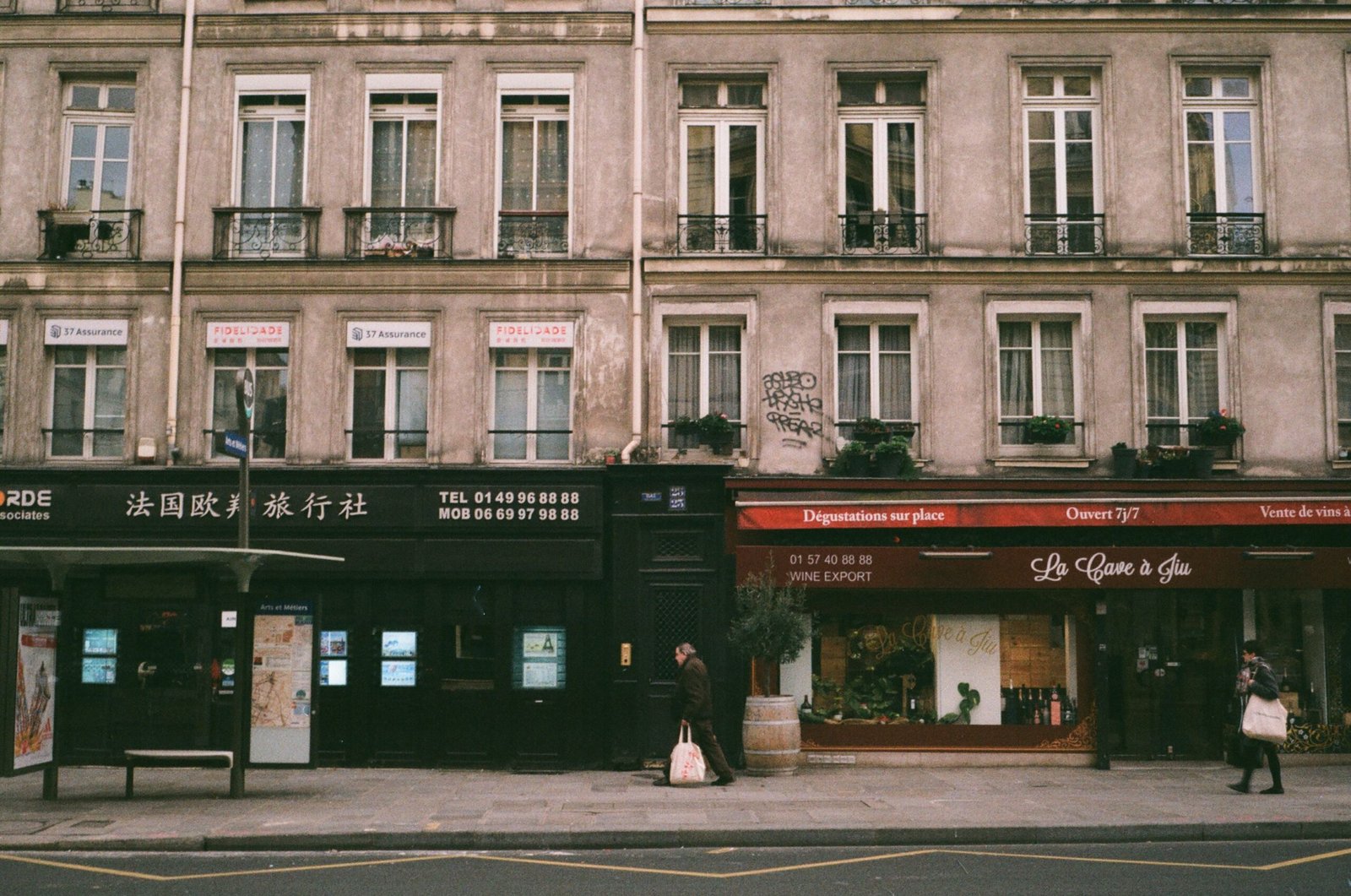 Pago sin contacto con tarjeta internacional en un café de París, ejemplo de cuenta internacional para Francia