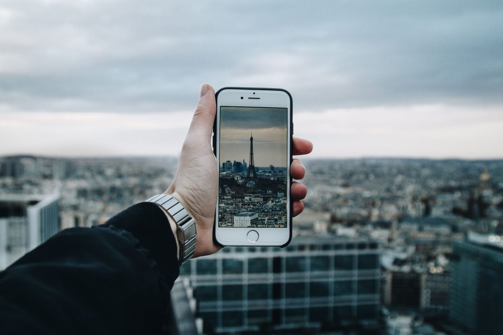 Viajero revisando su celular con una eSIM para Francia durante un viaje en 2026