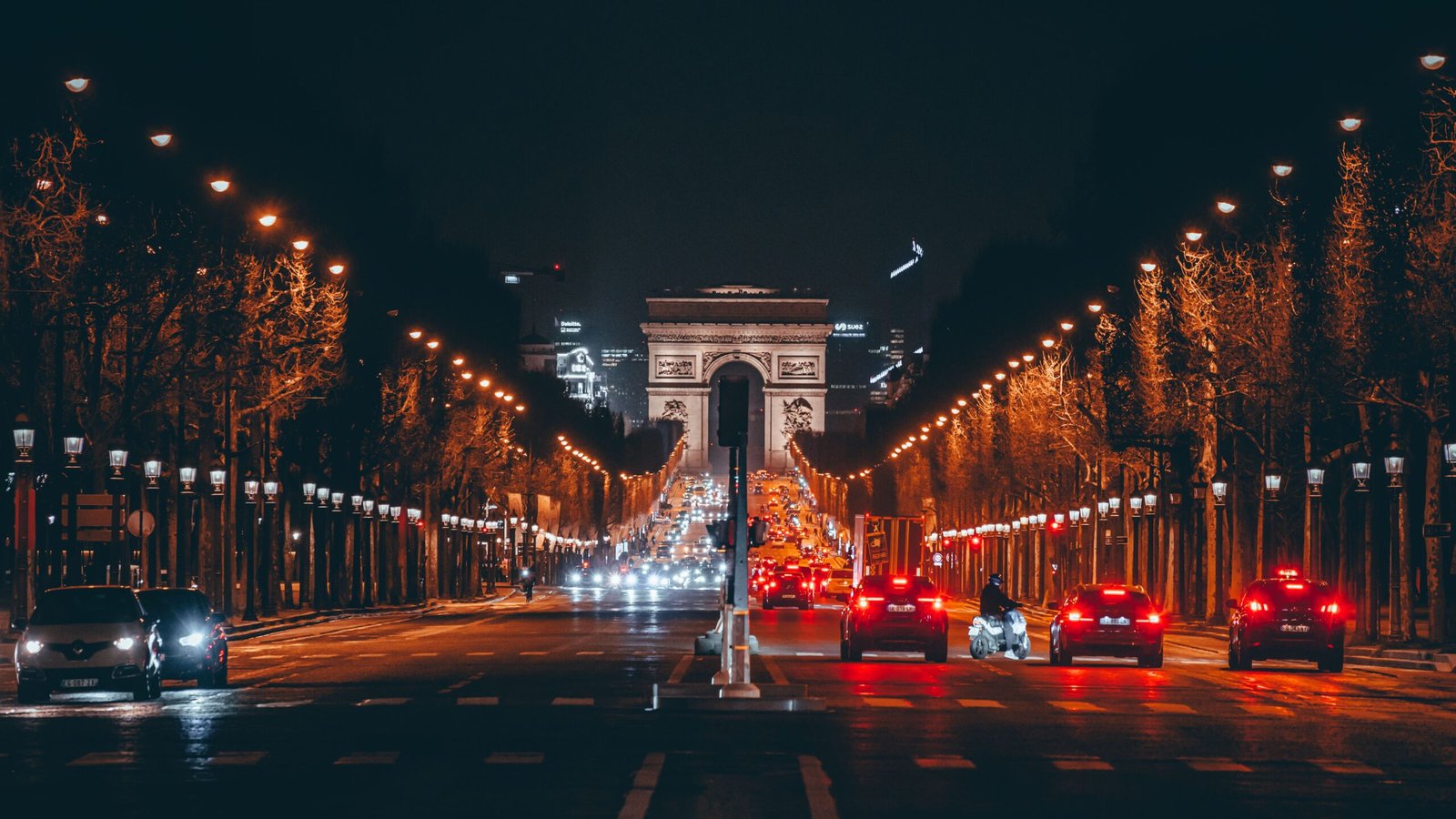 Turistas en Francia consultando requisitos de seguro de viaje